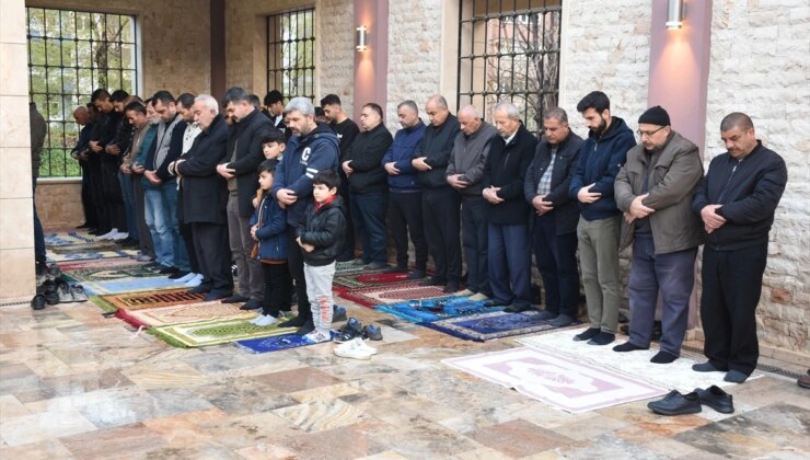 6 Şubat 2023 tarihindeki depremlerden etkilenen illerde bayram namazı kılındı