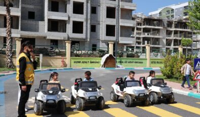 Haliliye’de Minikler akülü araçlara binerek trafik sürücü eğitim deneyimi alıyor