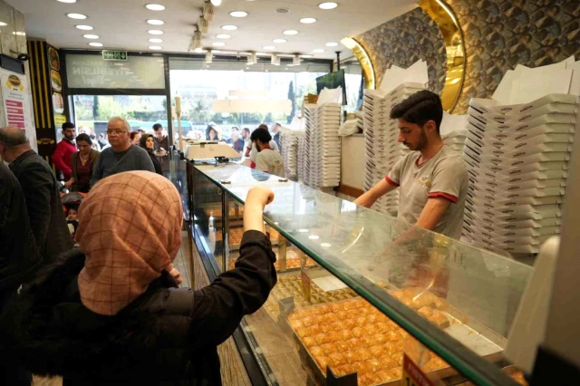 Şirinevler'de Ucuz Baklava İçin Uzun Kuyruklar Oluştu