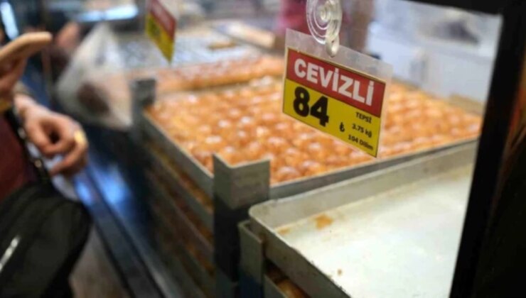 Fiyatı duyan sıraya girdi! İstanbul’da bayram öncesi ucuz baklava kuyruğu