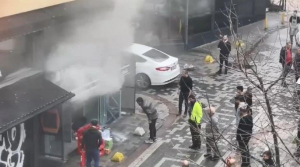 Korkutan yangın! Kadıköy'de restoran alev aldı