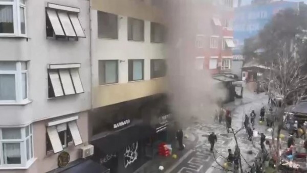 Korkutan yangın! Kadıköy'de restoran alev aldı