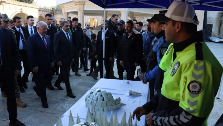 Milli Savunma Bakanı Yaşar Güler Şanlıurfa’da bayram namazı kıldı ve vatandaşlarla bayramlaştı