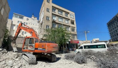 Şanlıurfa’da depremden etkilenen binaların yıkımı devam ediyor