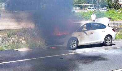 Şanlıurfa’da seyir halindeki otomobil alev aldı, çevredekiler müdahale etti