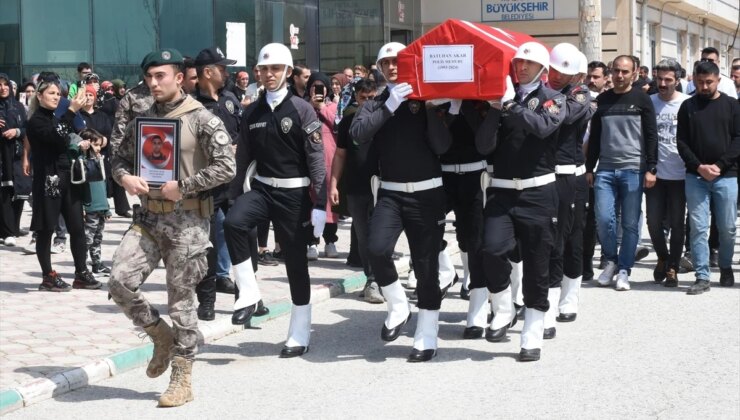 Şanlıurfa’da trafik kazasında hayatını kaybeden polis memuru, eşi, oğlu ve kızı Malatya’da son yolculuğuna uğurlandı