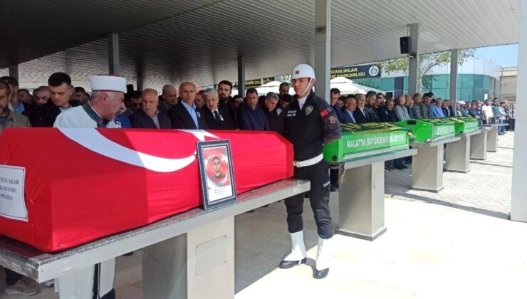 Şanlıurfa’da trafik kazasında hayatını kaybeden polis memuru ve ailesi Malatya’da son yolculuklarına uğurlandı