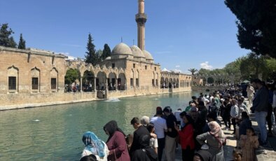 Şanlıurfa’daki Balıklıgöl, Bayram Tatilinde Ziyaretçi Akınına Uğradı