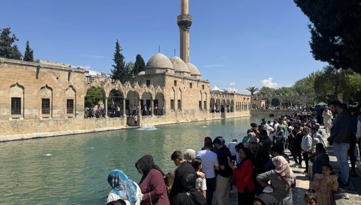 Şanlıurfa’daki Balıklıgöl, Bayram Tatilinde Ziyaretçi Akınına Uğradı